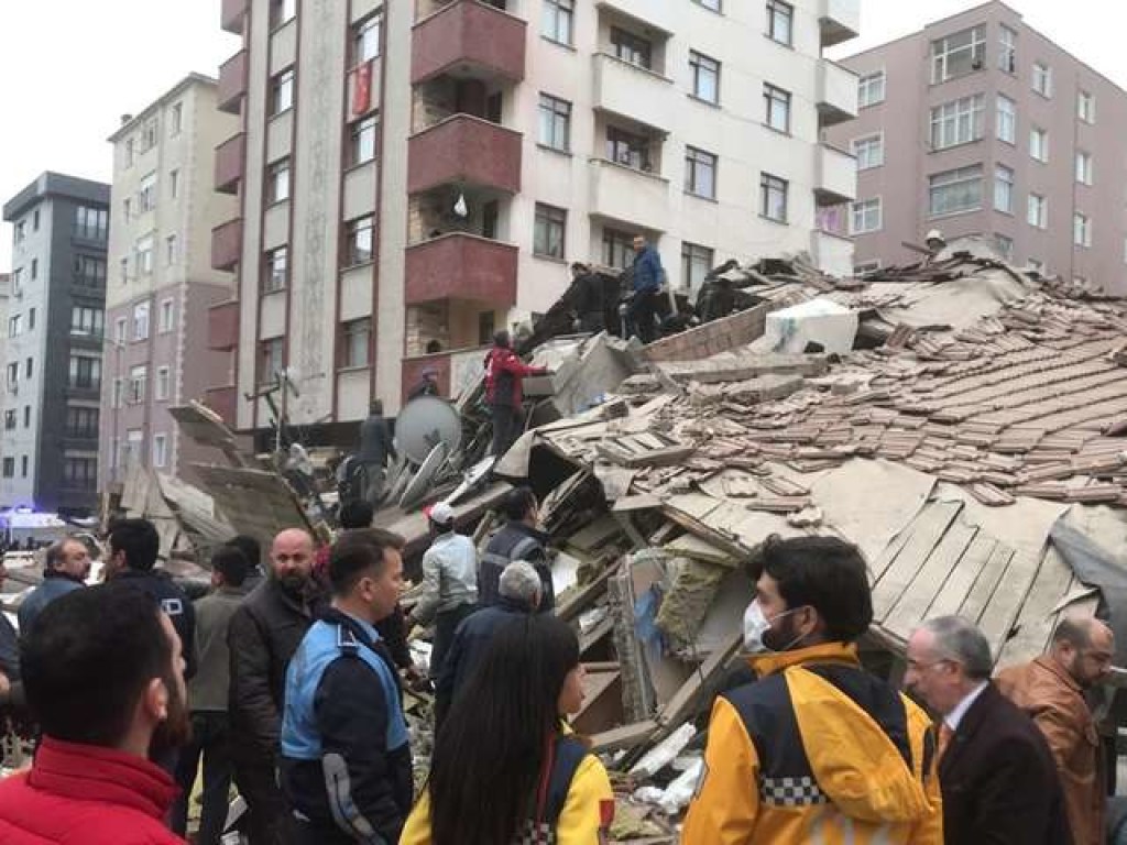 Обрушение восьмиэтажного дома в Стамбуле: число погибших возросло до десяти (ВИДЕО)
