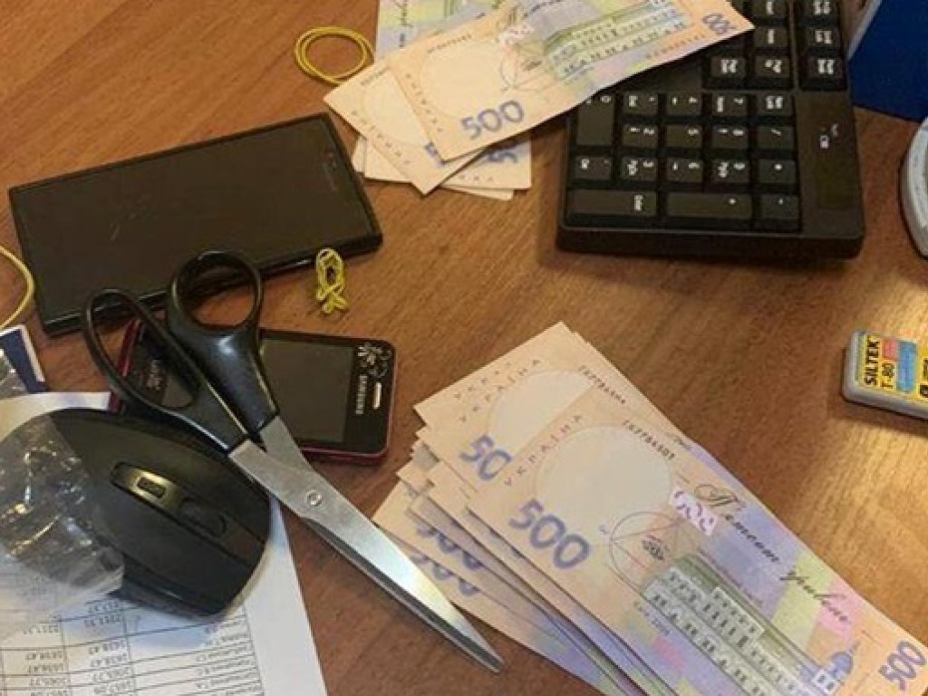 В Киеве на взятке в 190 тысяч гривен поймали замглавы госпредприятия