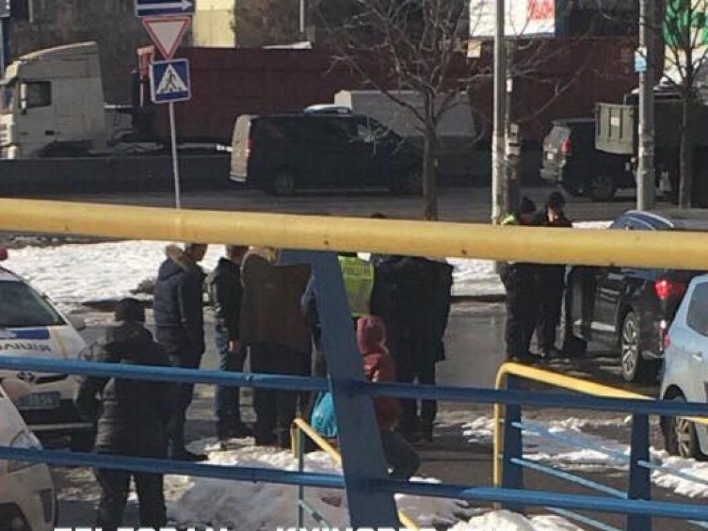 У метро «Академгородок» в Киеве вооруженные преступники пытались отобрать Audi Q7 под видом покупателей