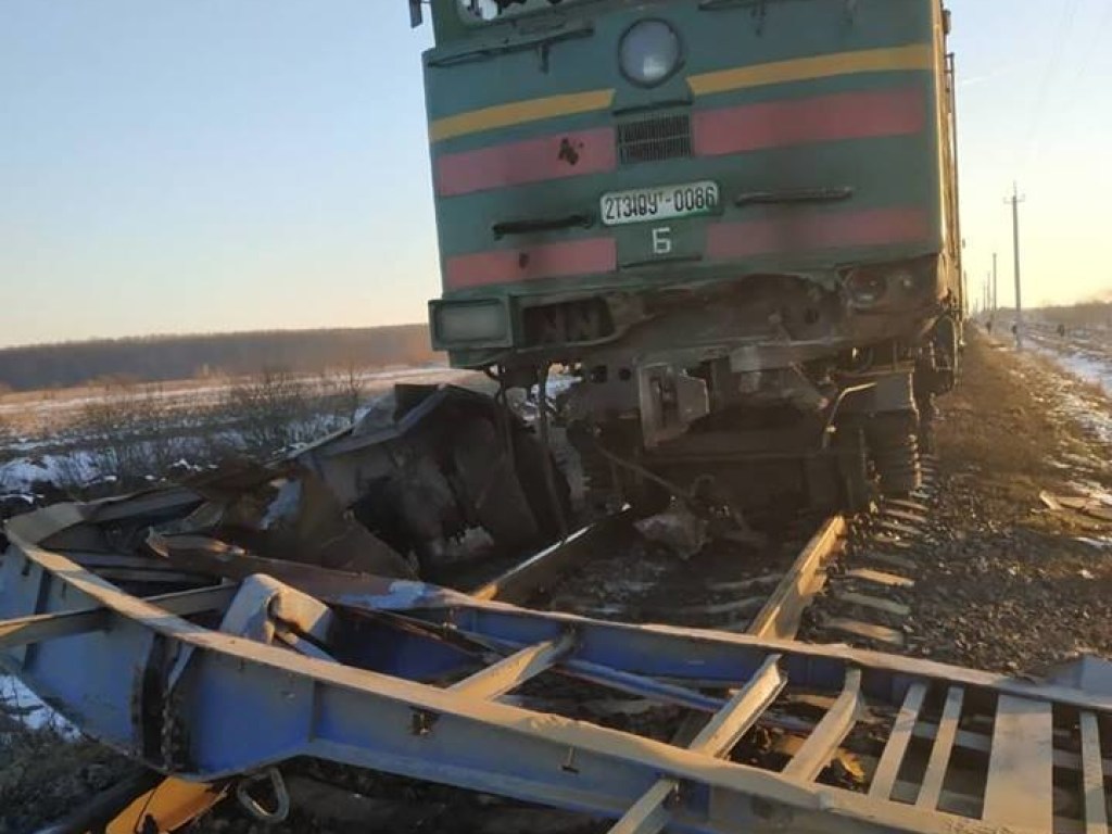 Поезд «Ворохта-Киев» столкнулся в грузовиком и сошел с рельсов (ФОТО)