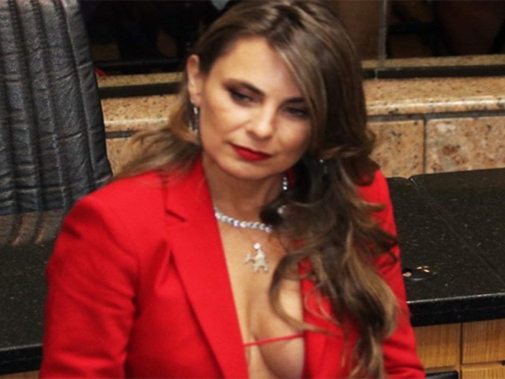 Бразильский сенатор «засветила» грудь на присяге (ФОТО)