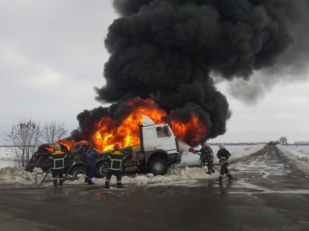 На трассе в Полтавской области загорелась автоцистерна (ФОТО)