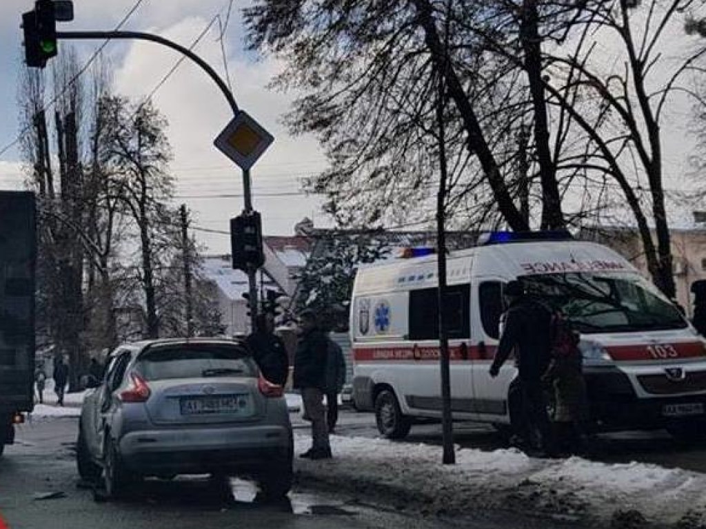 В Киеве на Нивках произошло ДТП, есть пострадавшие