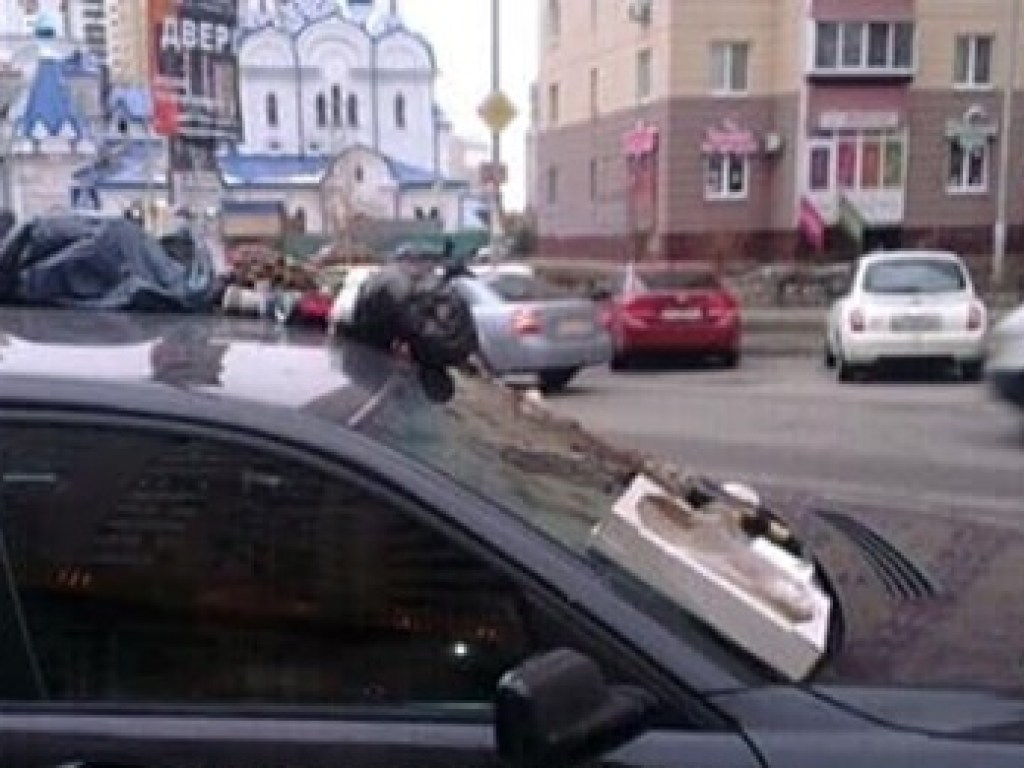 Киевляне забросали мусором автомобиль «героя парковки» Джеджулы (ФОТО)