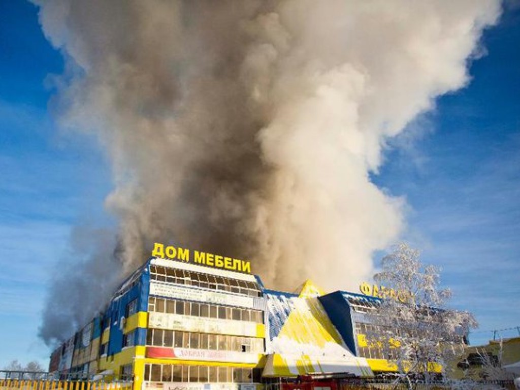 В России загорелся крупный торговый центр (ВИДЕО)