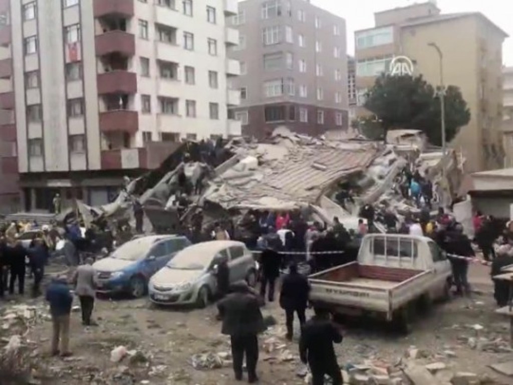В Стамбуле под завалами жилого дома отыскали живую девочку