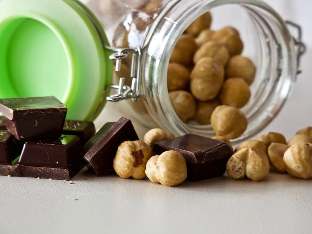 Диетолог рассказал, почему полезно перекусывать шоколадом или орехами