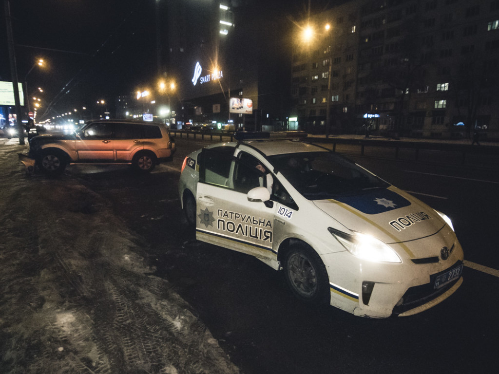 Внедорожник Mitsubishi влетел в отбойник у станции метро «Политехнический институт» в Киеве (ФОТО, ВИДЕО)