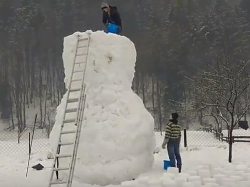 На Закарпатье слепили семиметрового снеговика (ФОТО)