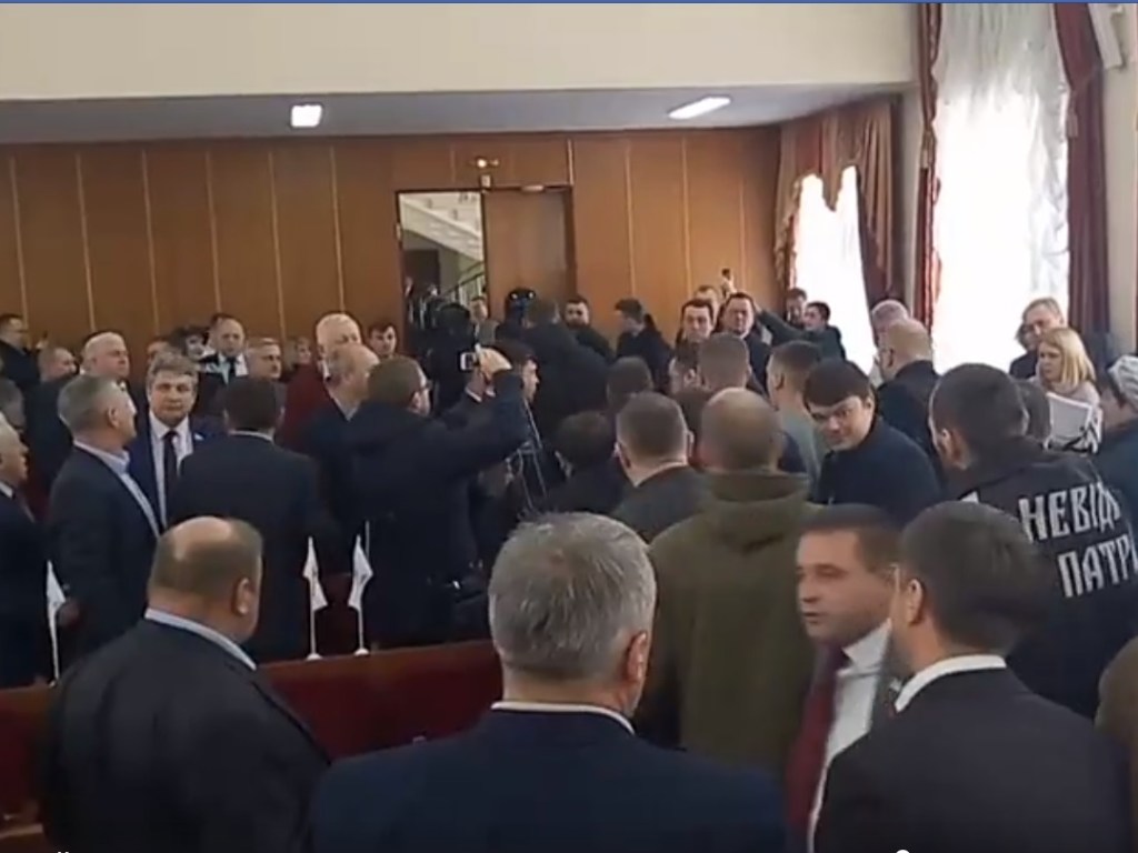 На сессии Житомирского облсовета подрались депутаты (ВИДЕО)