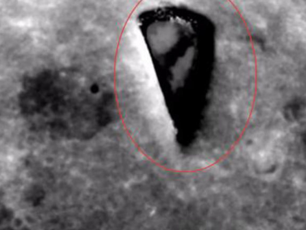 Аппарат NASA заснял космолет пришельцев на Луне