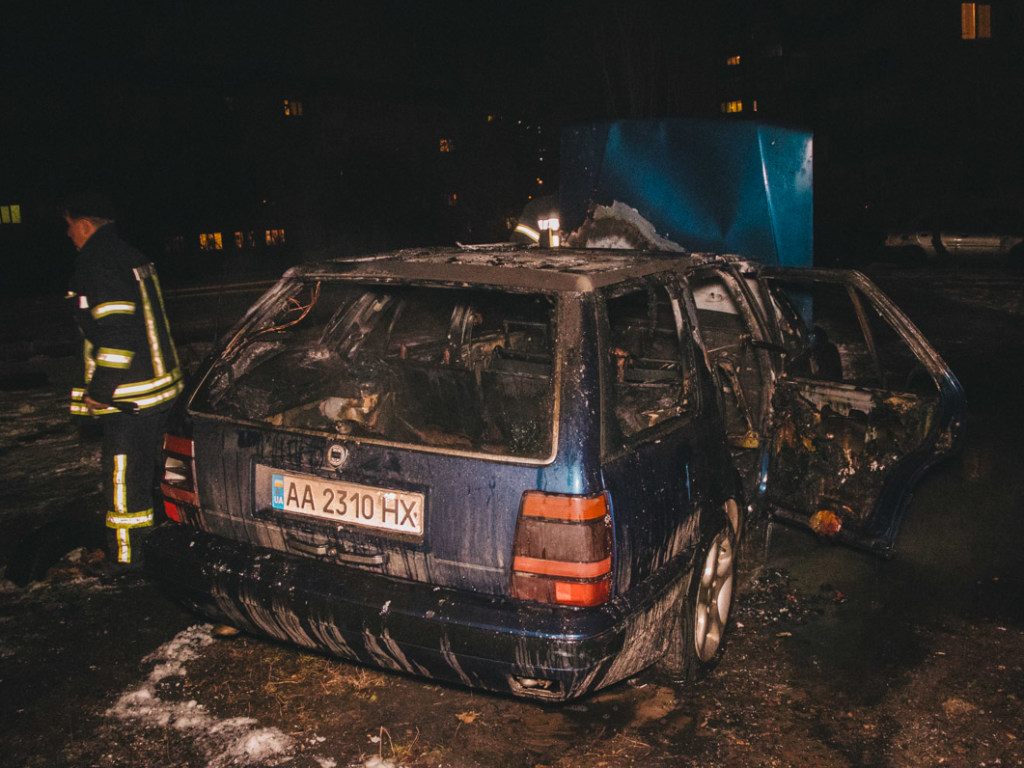 В Киеве во дворе ночью сгорел автомобиль Lancia (ФОТО, ВИДЕО)