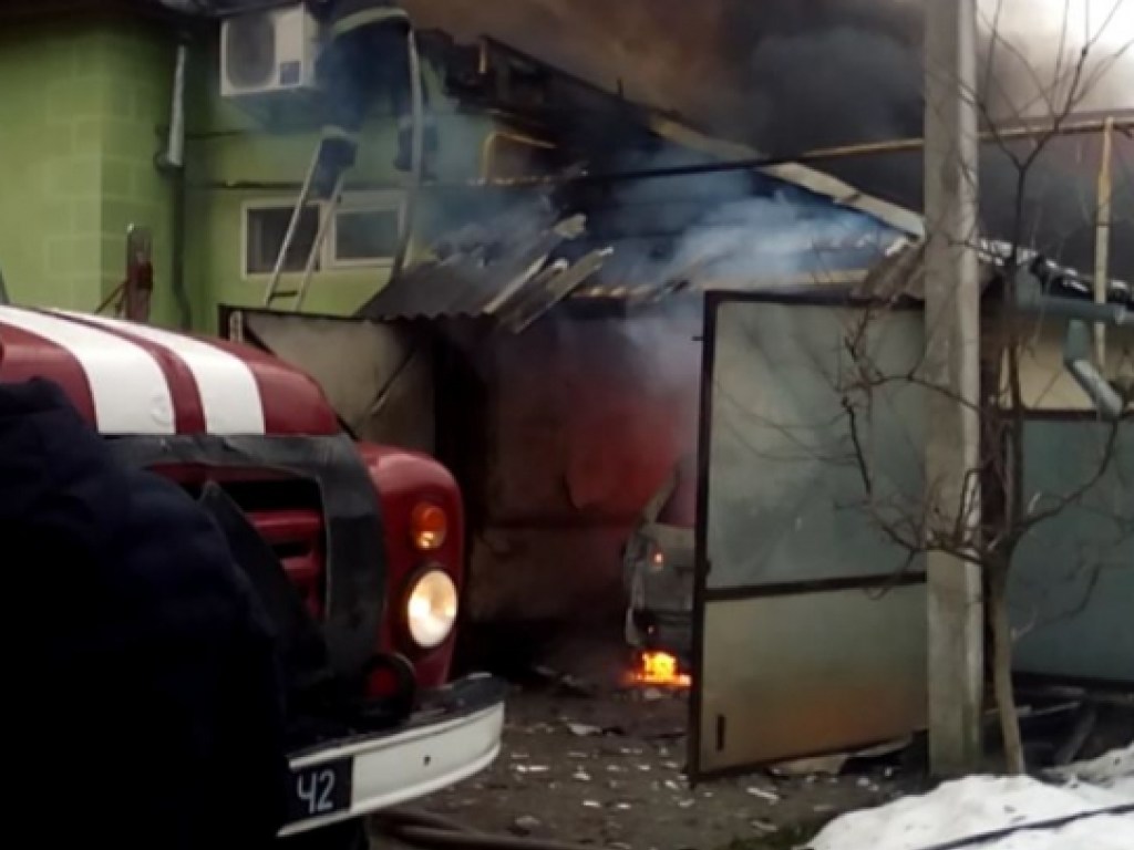 На Закарпатье пожар уничтожил крышу дома и Volkswagen (ВИДЕО)