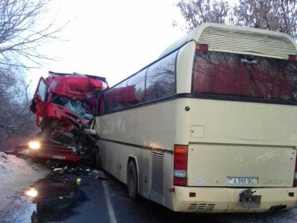 В Черниговской области международный автобус столкнулся с фурой, есть жертвы (ФОТО)