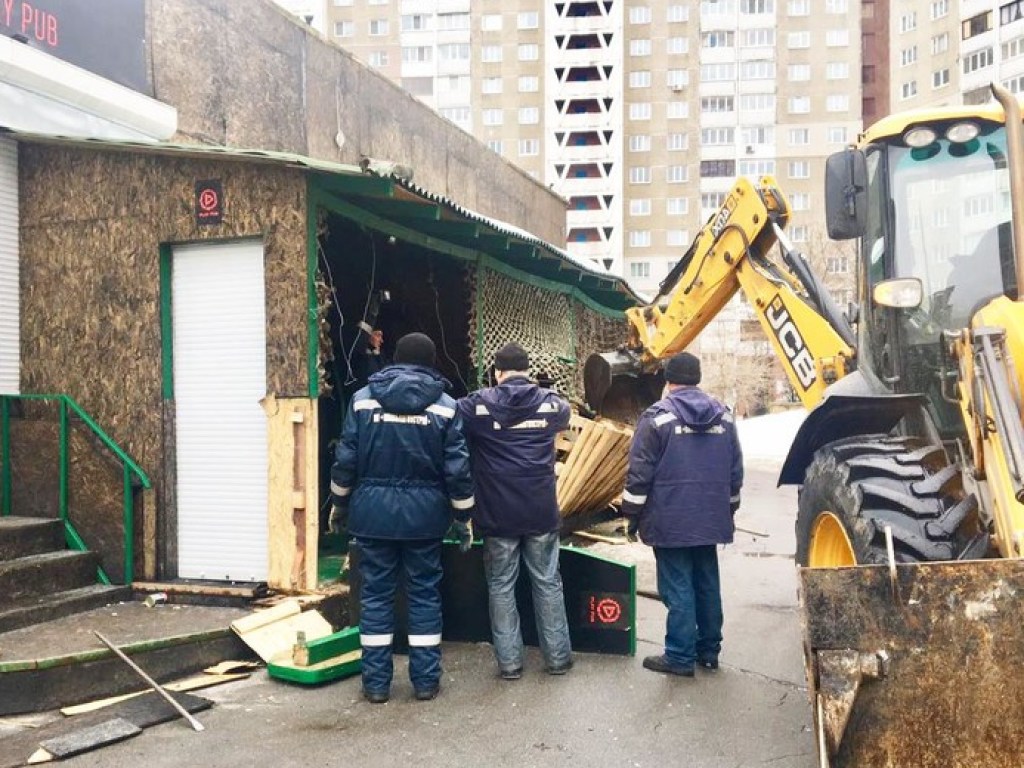 В Киеве демонтировали три «наливайки» (ФОТО)