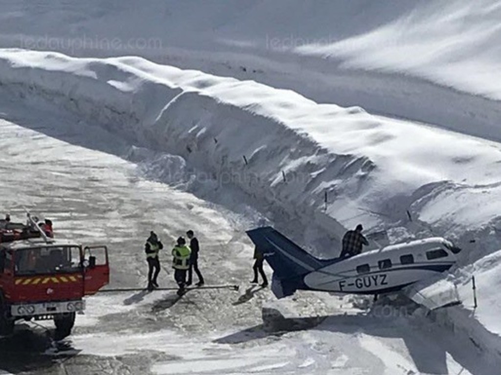 На курорте во французских Альпах самолет врезался в сугроб (ФОТО, ВИДЕО)