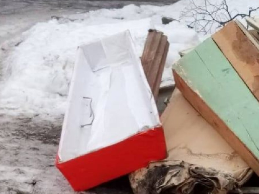 Возле офиса чиновников в Кременчуге нашли гробы (ФОТО)