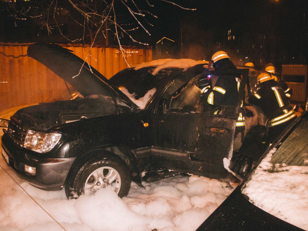 В Киеве во дворе двое подожгли Toyota Land Cruiser (ФОТО, ВИДЕО)