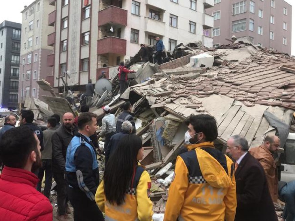 В Турции из-под завалов рухнувшей многоэтажки достали 5-летнюю девочку (ВИДЕО)