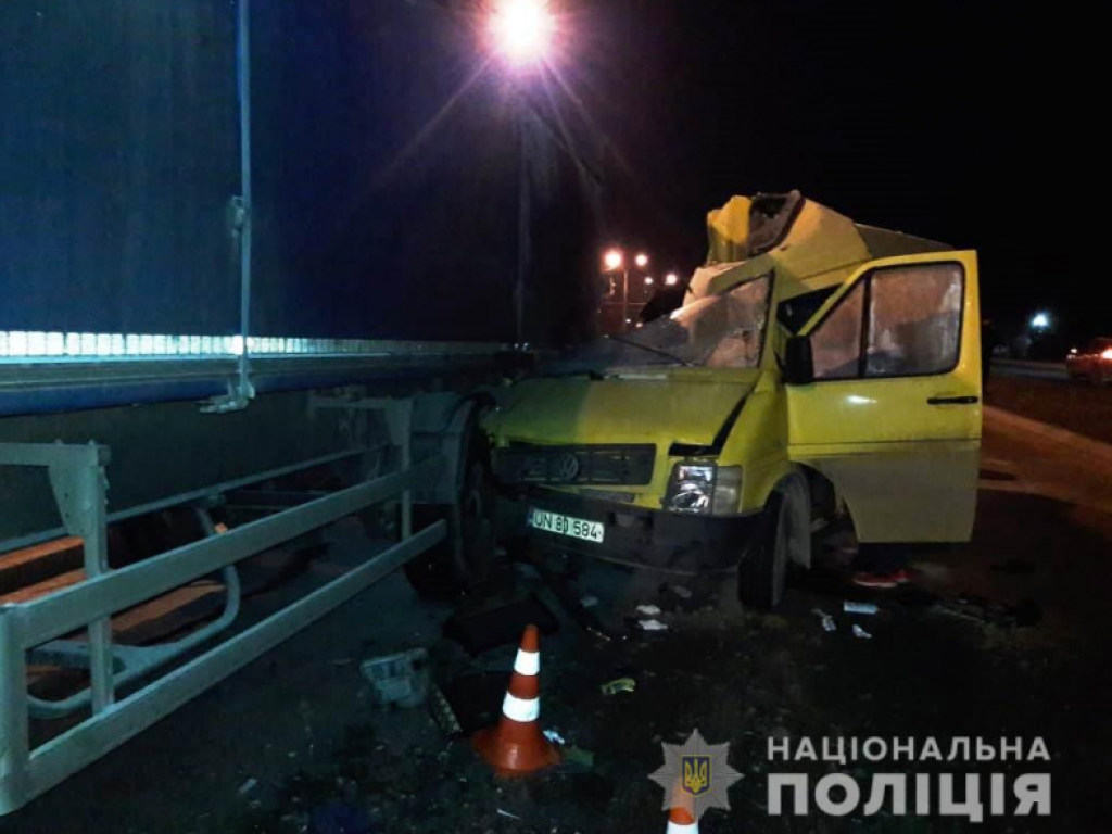 В Виннице микроавтобус столкнулся с грузовиком, погибли трое граждан Молдовы (ФОТО)