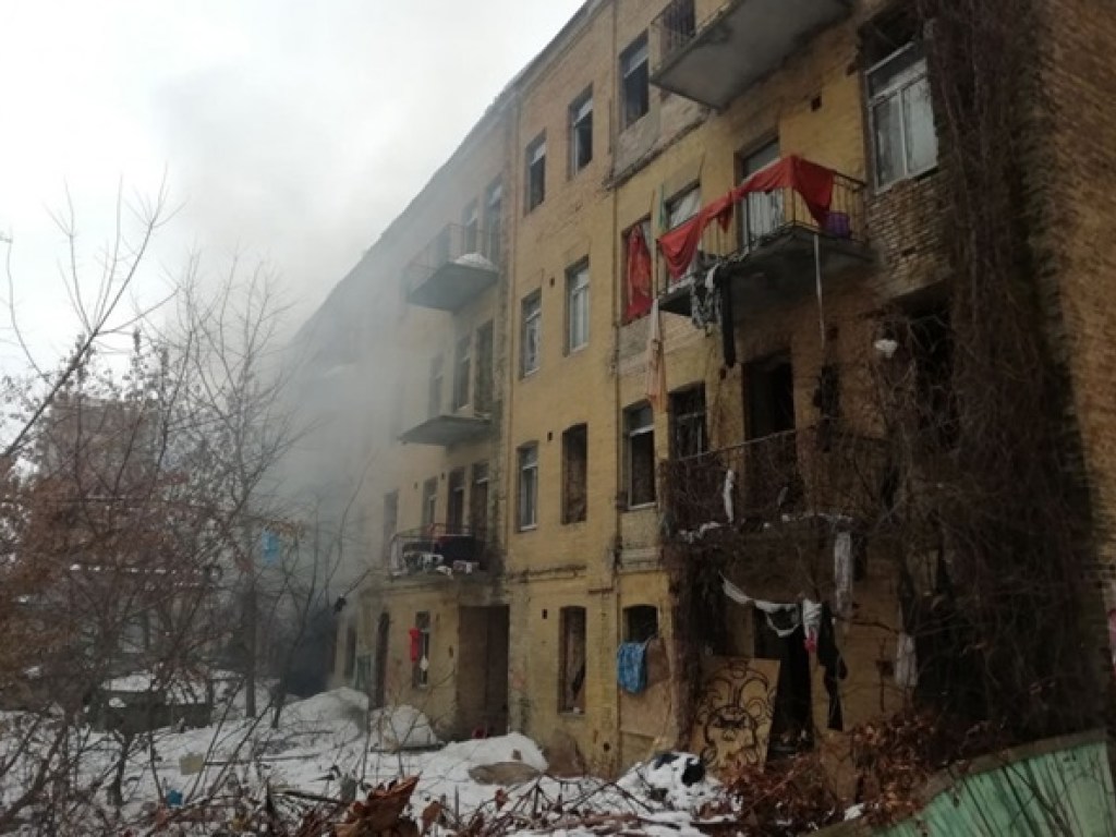 В Киеве горел заброшенный дом с ромами (ФОТО, ВИДЕО)