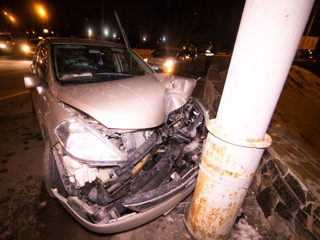 Пьяный водитель Nissan влетел в столб на столичной Троещине (ФОТО, ВИДЕО)