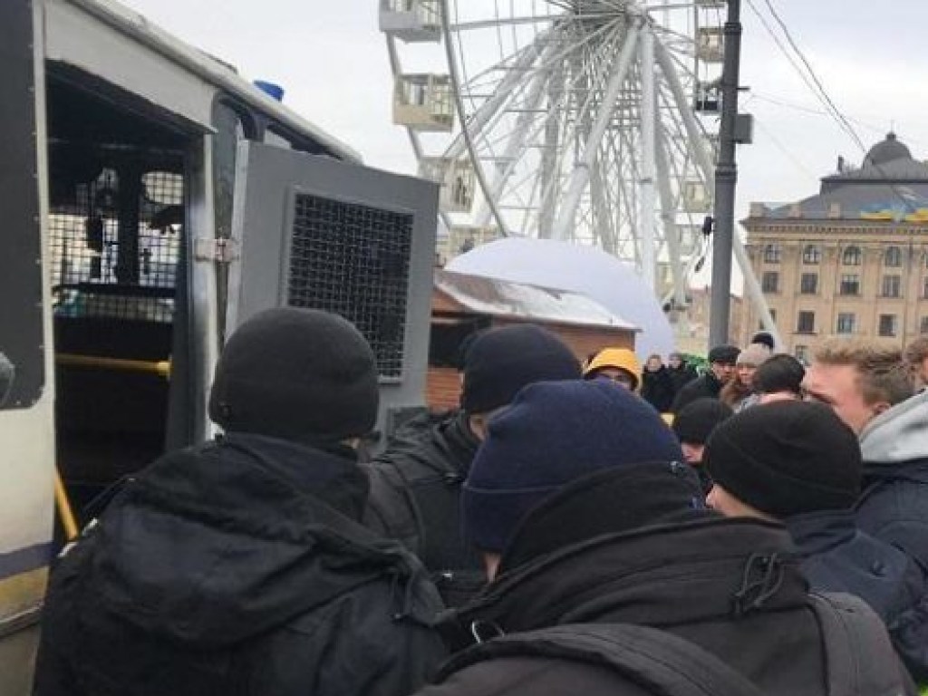 На митинг к Тимошенко пришли националисты с зеленкой и ножами (ФОТО)