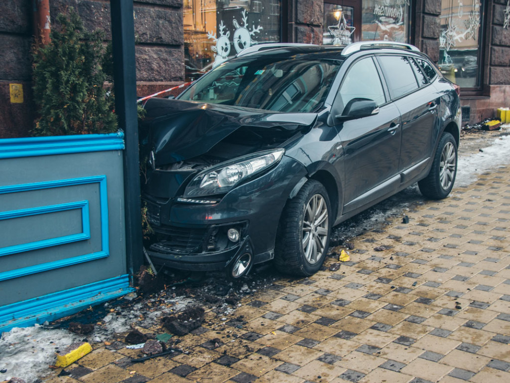«Киевская Зайцева» в центре столицы: Renault вылетел на тротуар и влетел в террасу ресторана (ФОТО)
