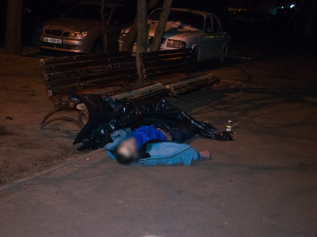 В Киеве во дворе дома возле лавочки нашли труп (ФОТО, ВИДЕО)