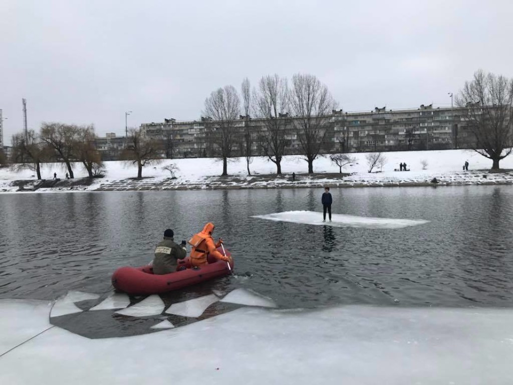На столичной Русановке на льдине плавал подросток без куртки (ФОТО)