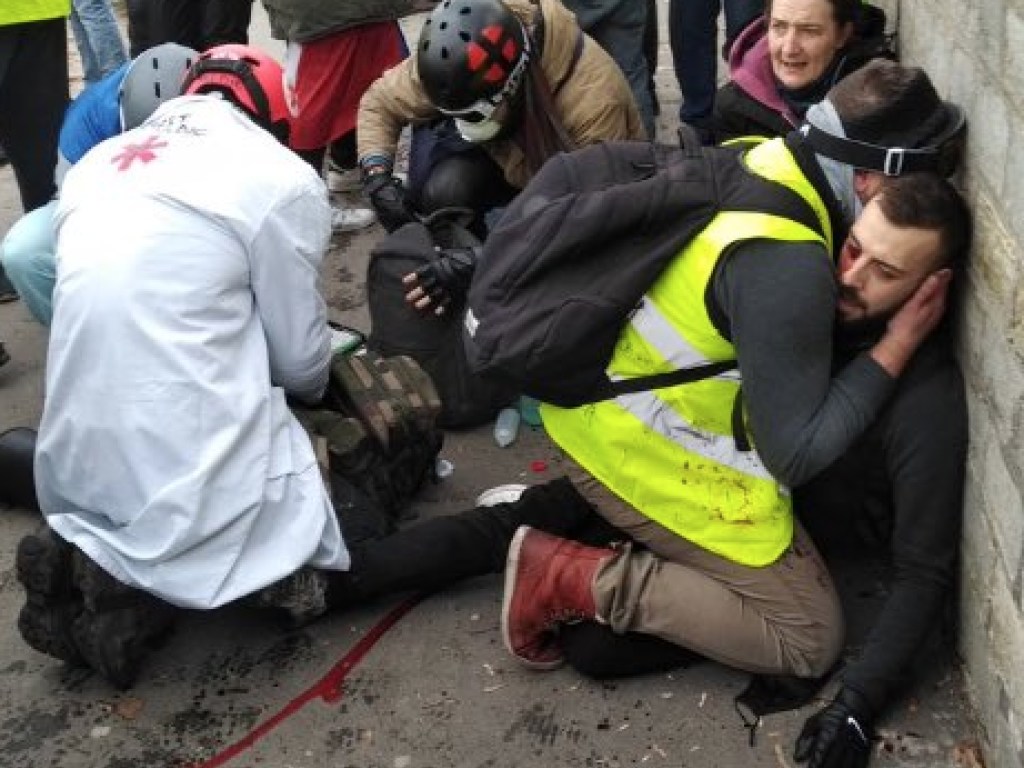 В Париже участнику акции «жёлтых жилетов» взрывом гранаты оторвало кисть руки (ФОТО)