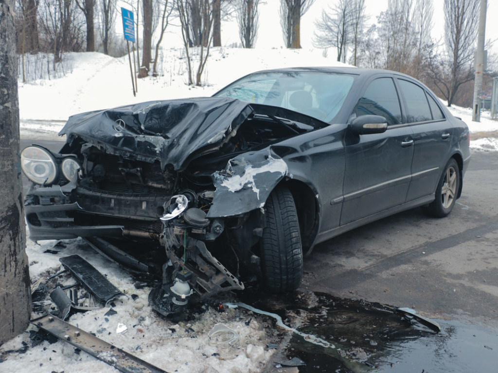 В Киеве на Телиги Mercedes и Peugeot не поделили дорогу (ФОТО, ВИДЕО)