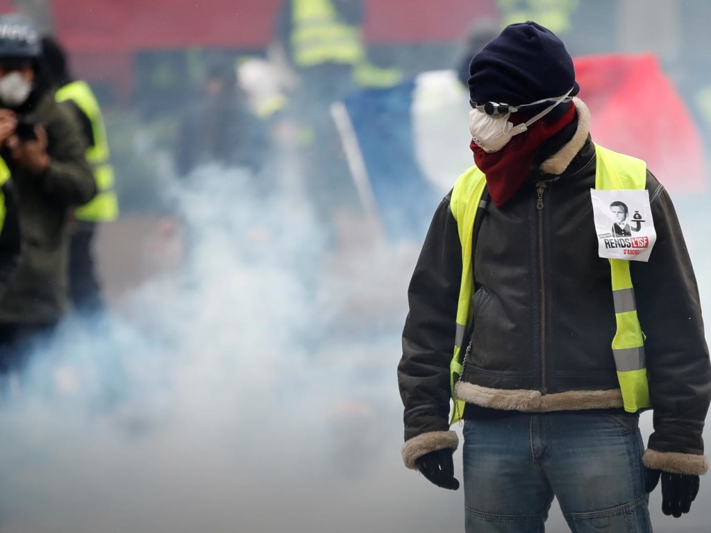 В Париже начались столкновения между «желтыми жилетами» и полицией