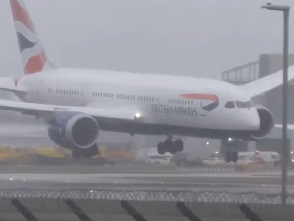 Самолет не смог приземлиться в лондонском аэропорту Хитроу из-за сильного ветра: жуткие кадры