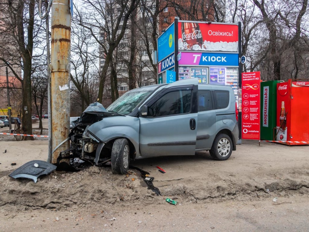 В Днепре Fiat протаранил столб на остановке (ФОТО, ВИДЕО)