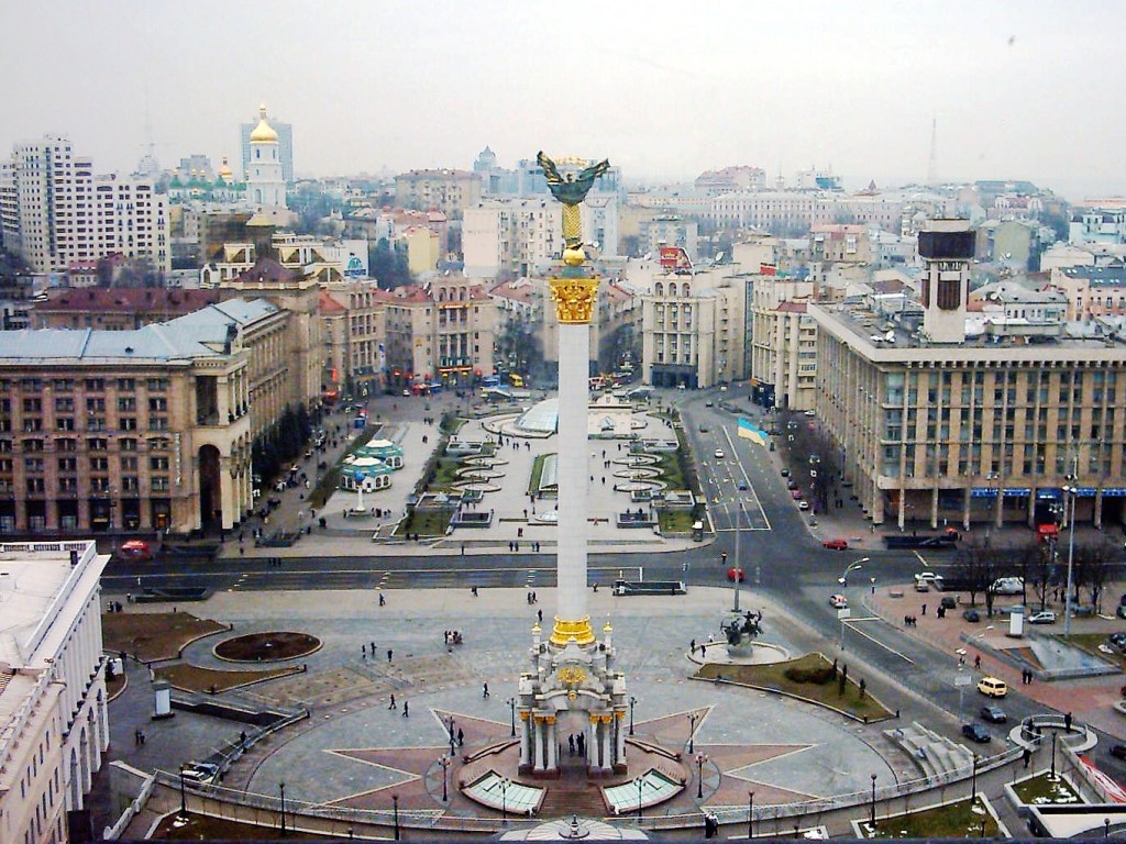 На Майдане в Киеве «ребенка» привязали к «позорному» столбу (ВИДЕО)