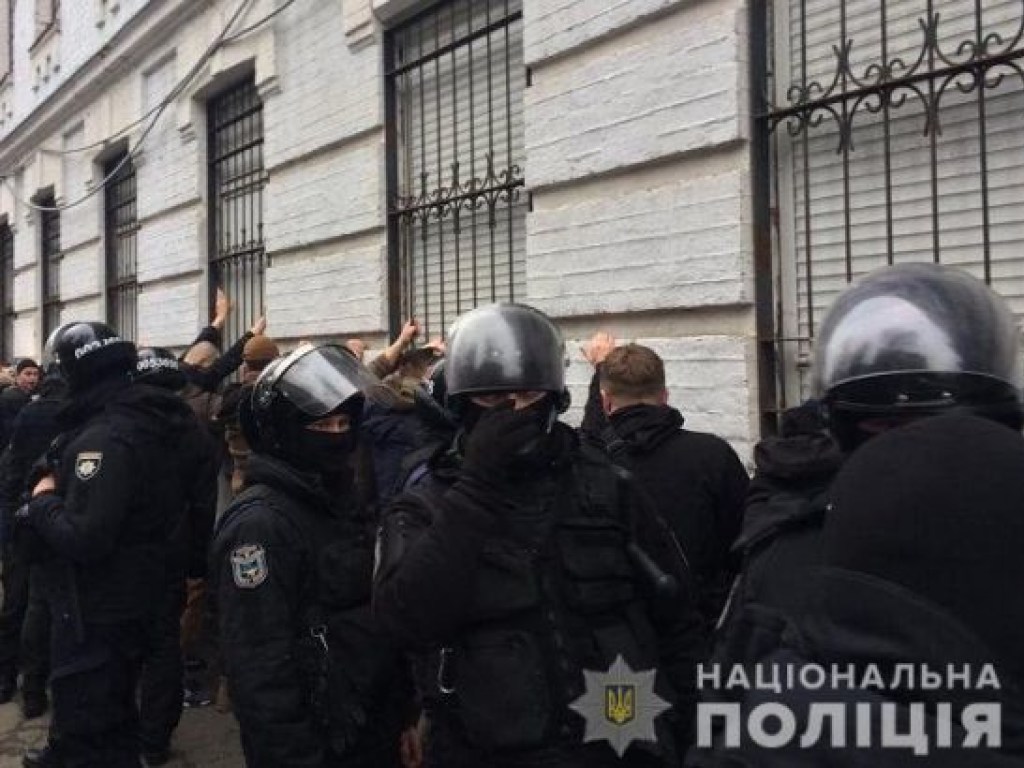 В Киеве 40 неизвестных с газовыми баллончиками и ножами штурмовали отделение полиции: есть пострадавшие (ФОТО, ВИДЕО)