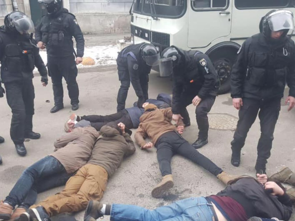 Драка с радикалами в Киеве: ГБР открыло дело о превышении полномочий полицией, активисты пришли под дом Авакова