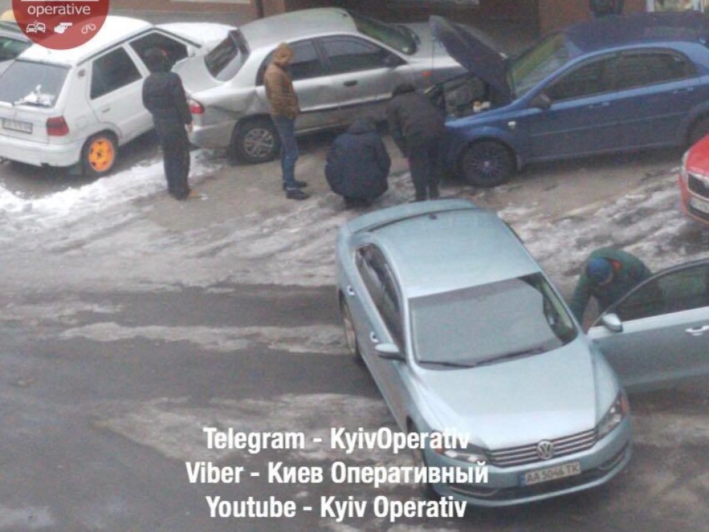 «Сорвала джекпот»: В Киеве девушка за рулем Volkswagen во время парковки разгромила 4 авто (ФОТО)