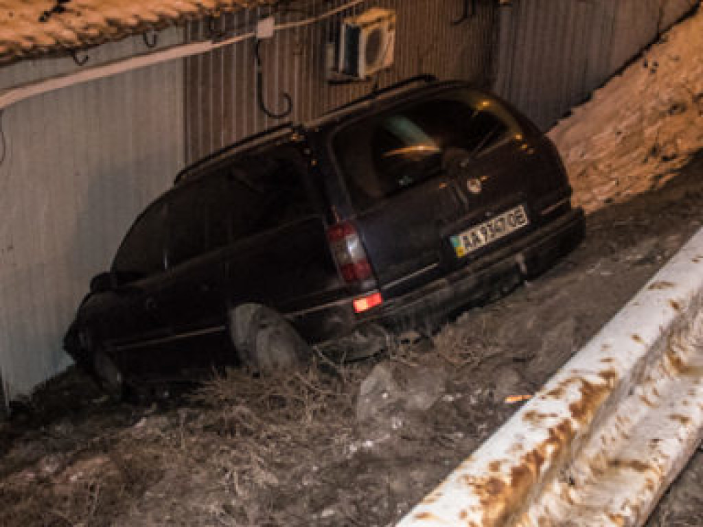 В Киеве на Троещине Opel проигнорировал круговое движение и улетел в переход (ФОТО, ВИДЕО)