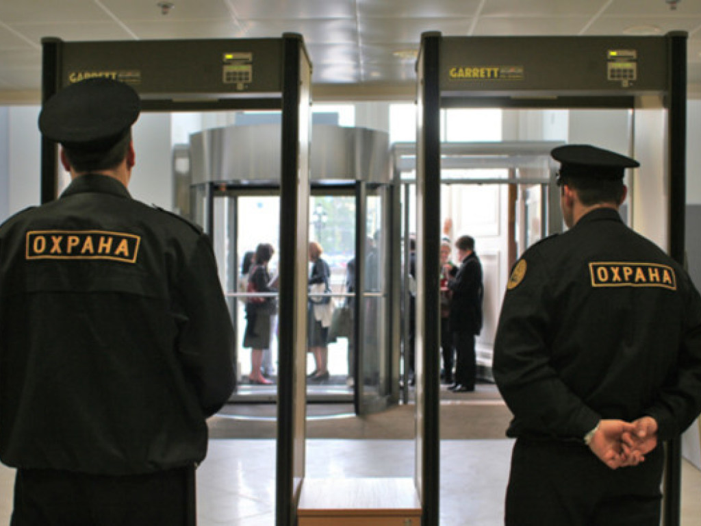 В России дерзкие охранники ТЦ сломали девочке позвоночник (ВИДЕО)