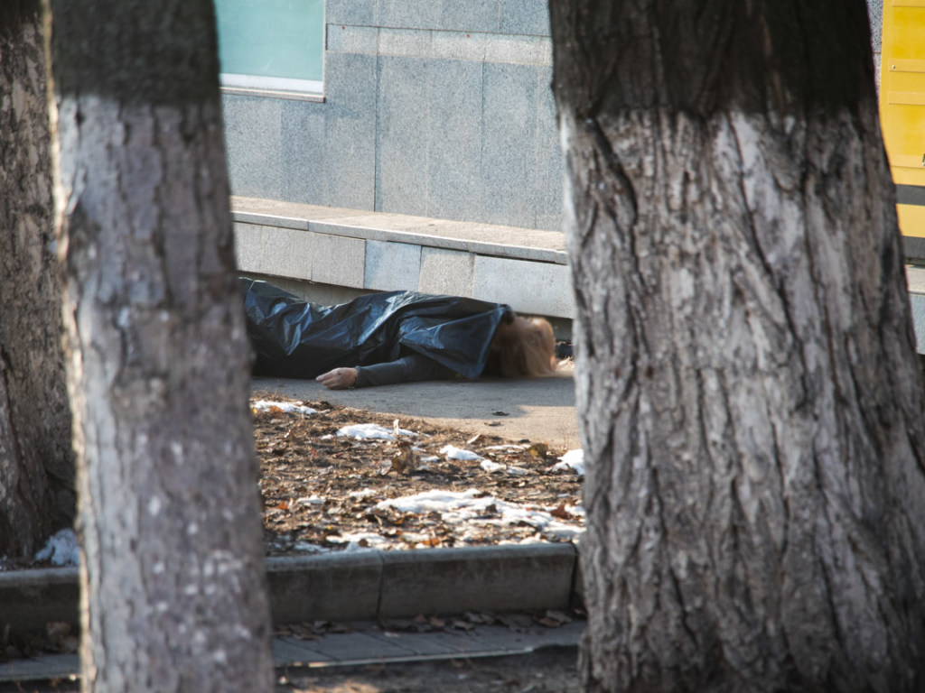 В трусах и свитере сидела на подоконнике: в Киеве избитая женщина выпрыгнула из окна (ФОТО)