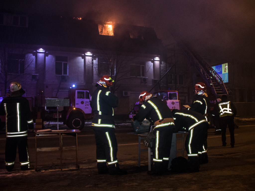 В Киеве на улице Казимира Малевича сгорело трехэтажное офисное здание (ФОТО, ВИДЕО)