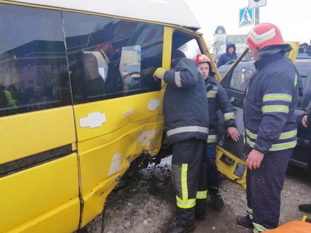 В Умани столкнулись автомобиль «Опель» и микроавтобус «Ивеко»: много пострадавших (ФОТО)