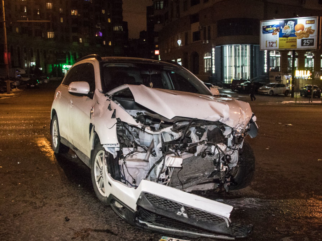 В Киеве Uber пролетел на красный свет и врезался в Mitsubishi: пострадали две девушки (ФОТО, ВИДЕО)