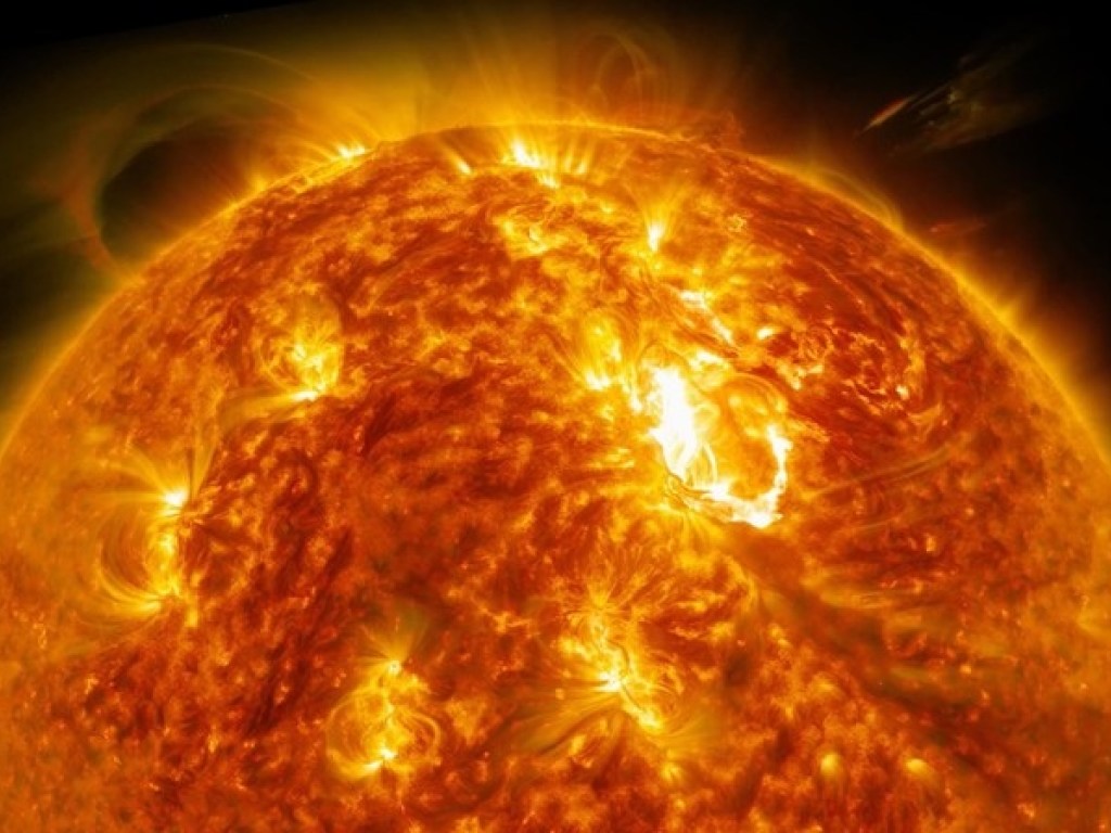Возле Солнца зафиксировали НЛО квадратной формы (ФОТО)