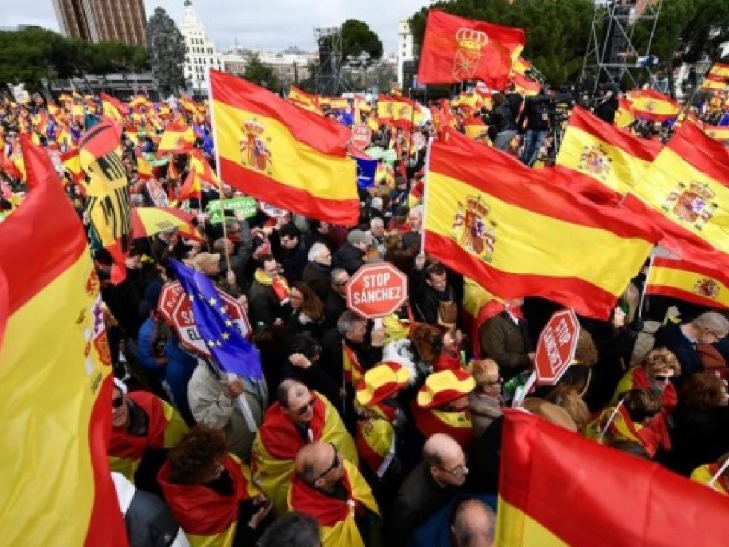 В Мадриде прошел многотысячный митинг против диалога с Каталонией