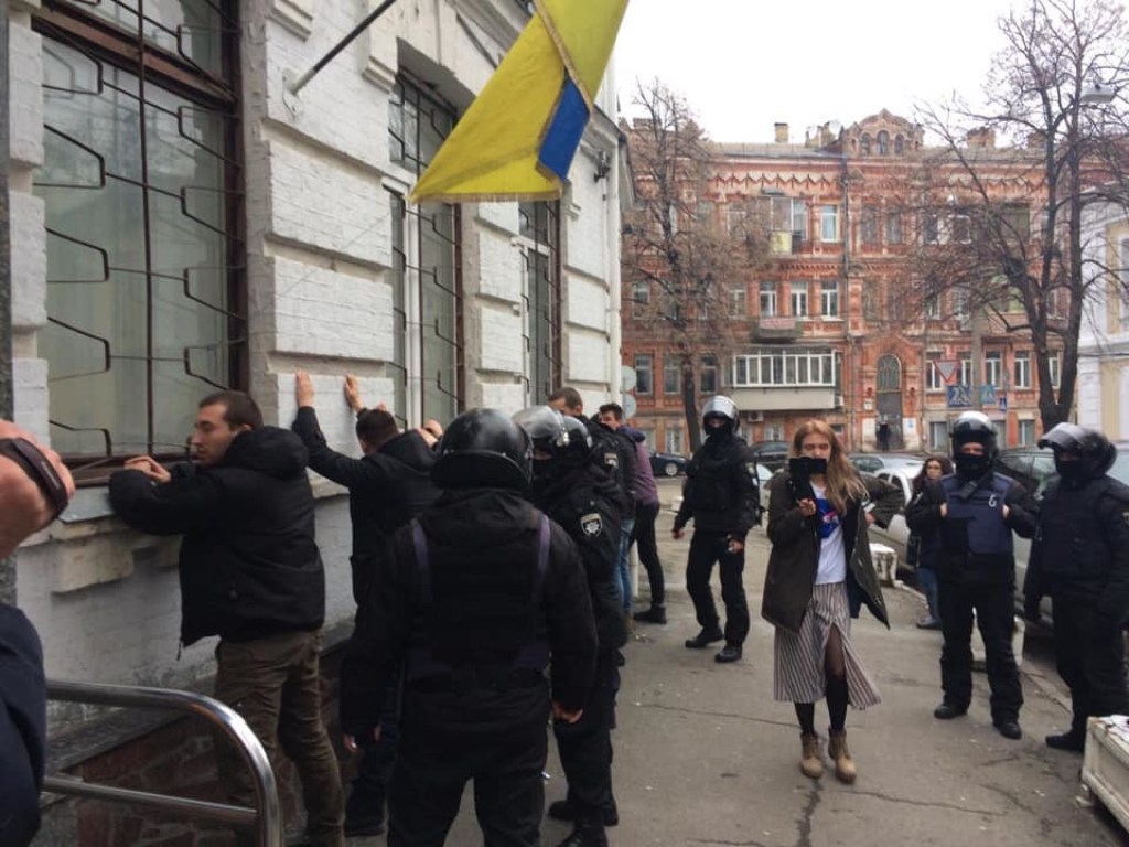 Драка радикалов с полицией в Киеве показала, какой грязной будет вся предвыборная кампания &#8212; эксперт