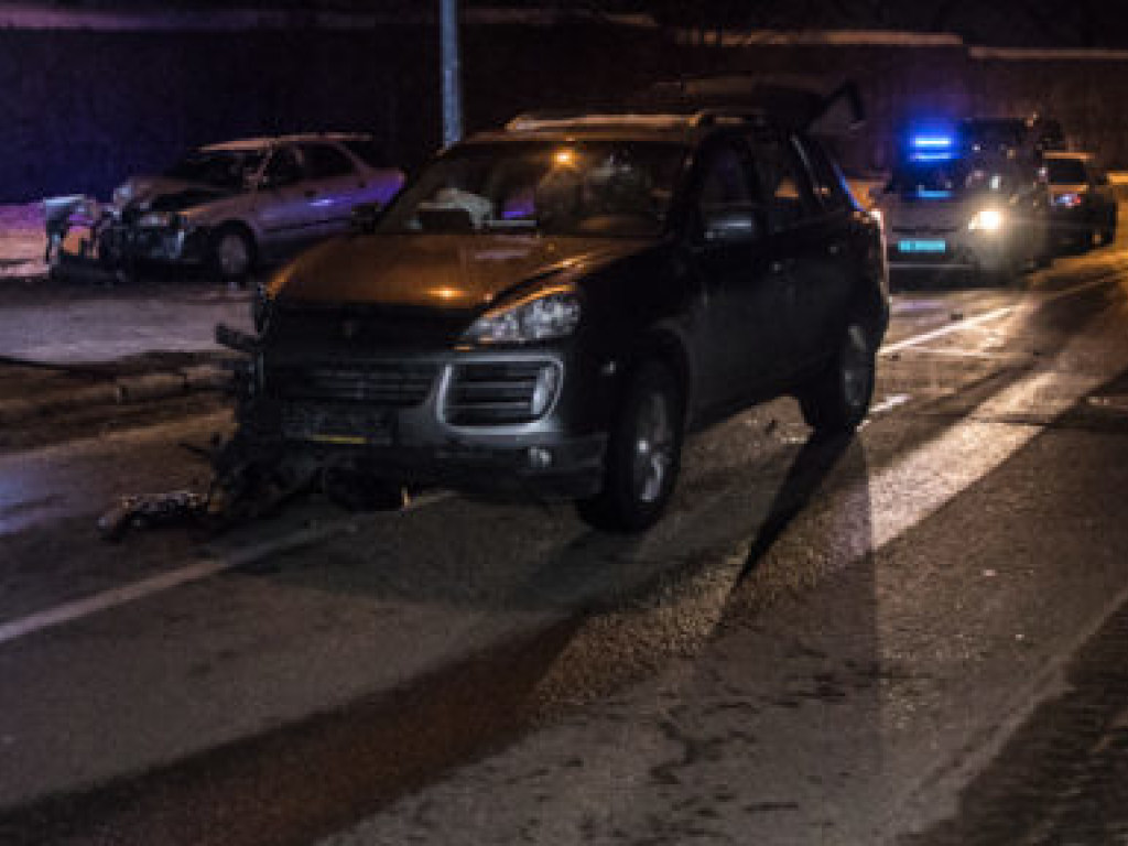 В центре Киева Porsche с синими номерами скрывался от полицейских и ударился об Suzuki (ВИДЕО)