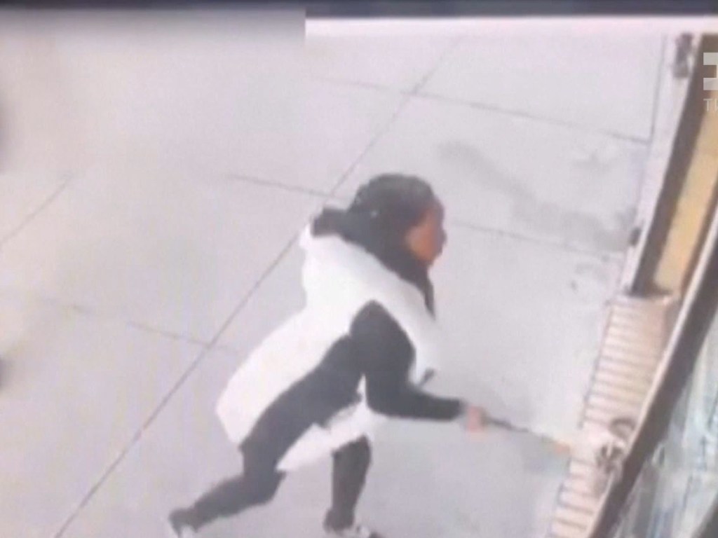 В Нью-Йорке женщина уничтожила битой витрину кафе (ФОТО, ВИДЕО)